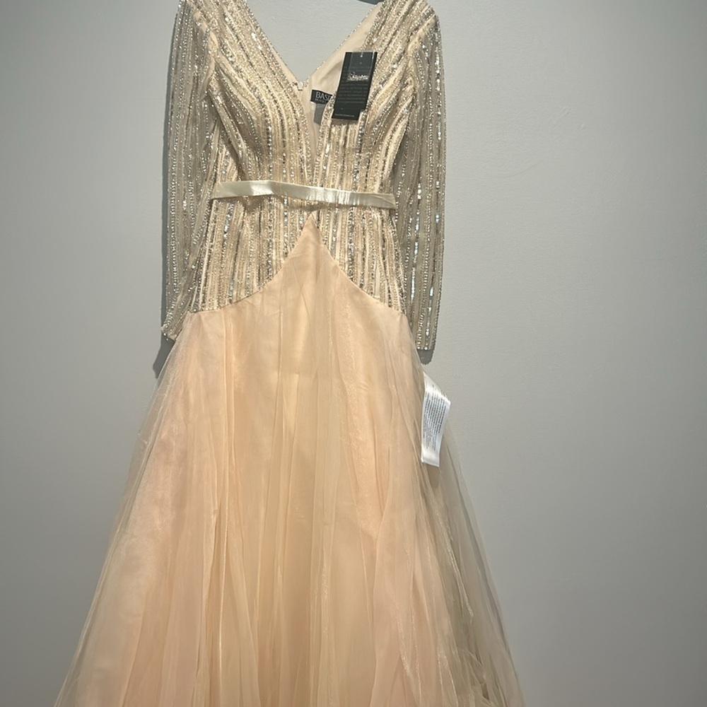 BASIX BLACK LABEL LONG SLEEVE SEQUINED GOWN IN CHAMPAGNE SIZE 6 - Picture 8 of 17